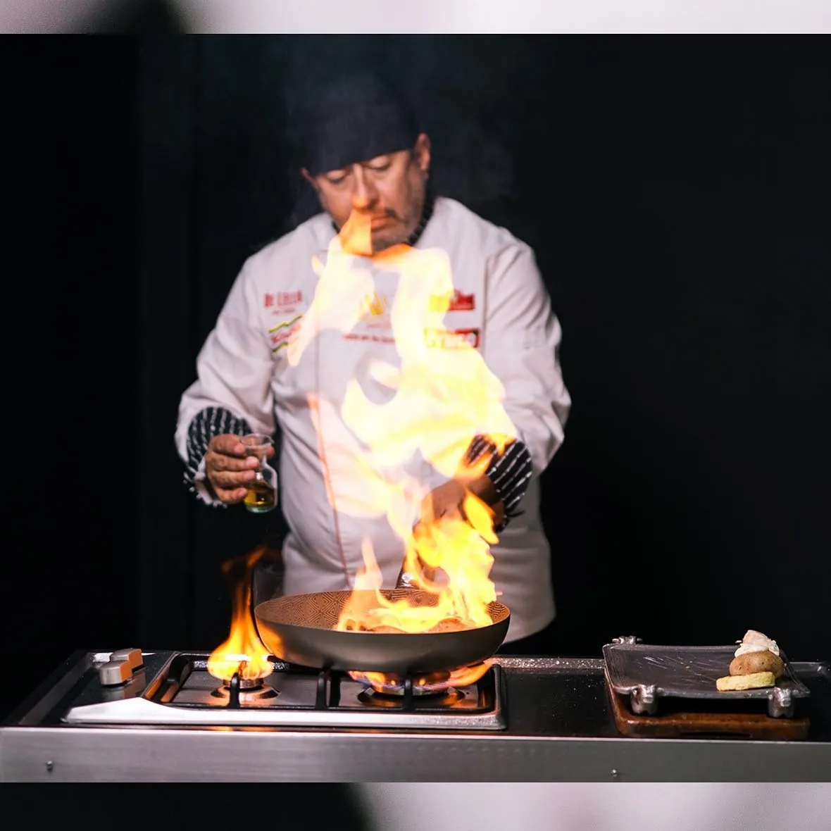 Charlie flambeando en la cocina a la vista