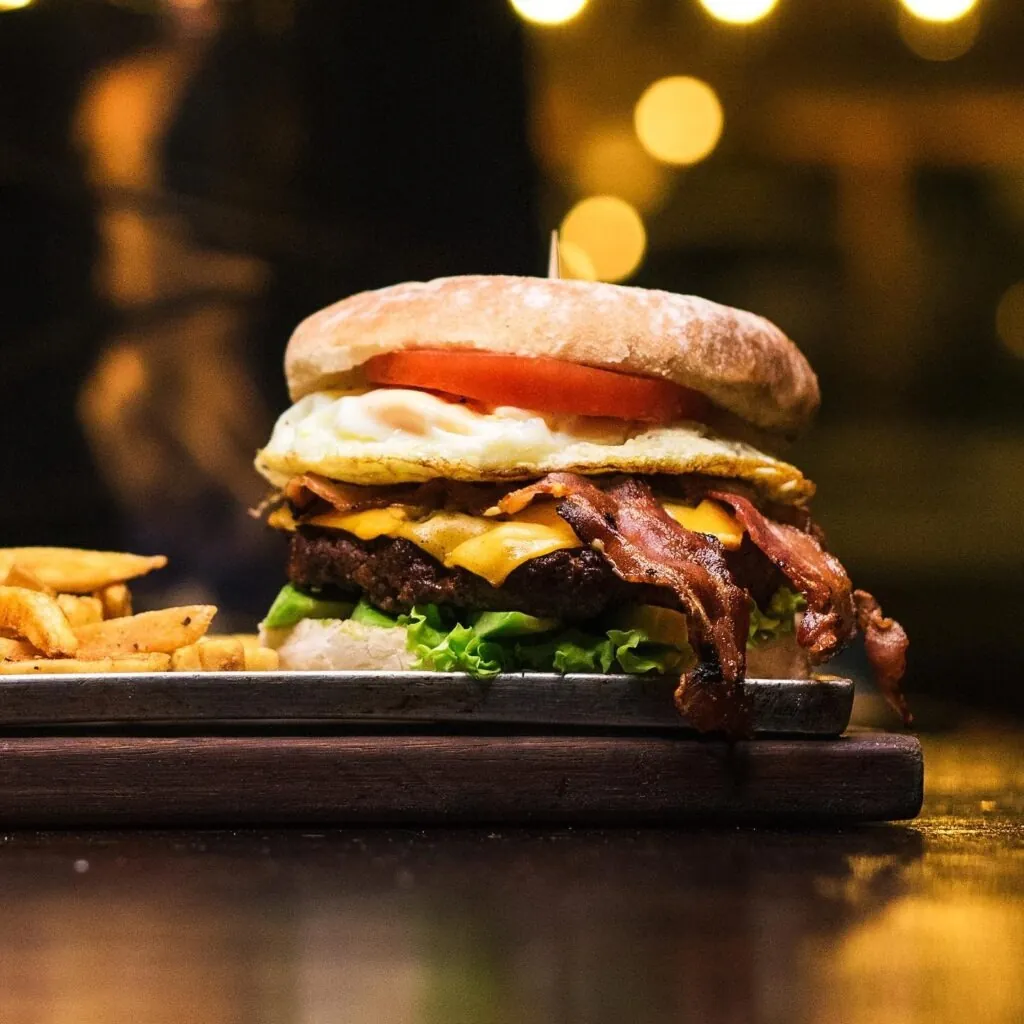 Hamburguesa Charlie con tocineta, huevo y papa a la francesa